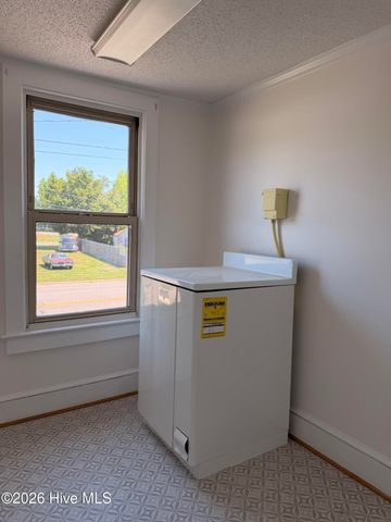 911 W Elizabeth Street, Elizabeth City, NC 27909