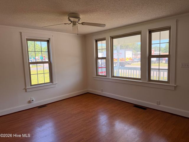 911 W Elizabeth Street, Elizabeth City, NC 27909