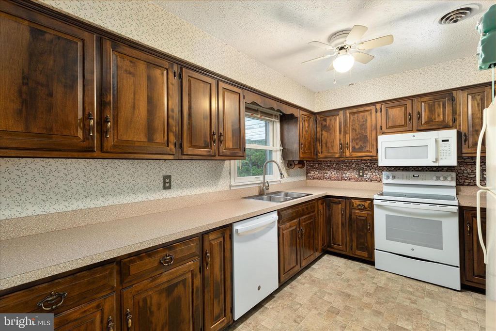 Image 18 of property listing at 111 WYTHE AVE, Stephens City, VA 22655