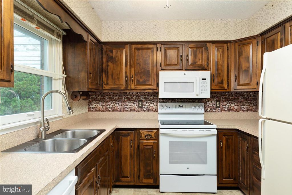 Image 19 of property listing at 111 WYTHE AVE, Stephens City, VA 22655