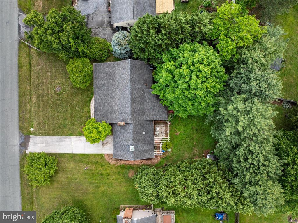 Image 31 of property listing at 111 WYTHE AVE, Stephens City, VA 22655