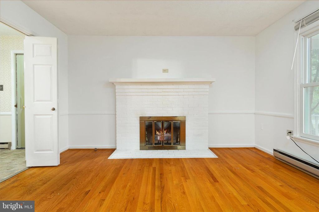 Image 5 of property listing at 111 WYTHE AVE, Stephens City, VA 22655