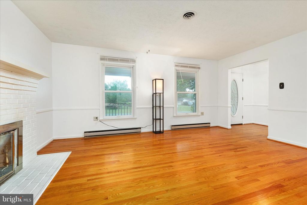 Image 6 of property listing at 111 WYTHE AVE, Stephens City, VA 22655