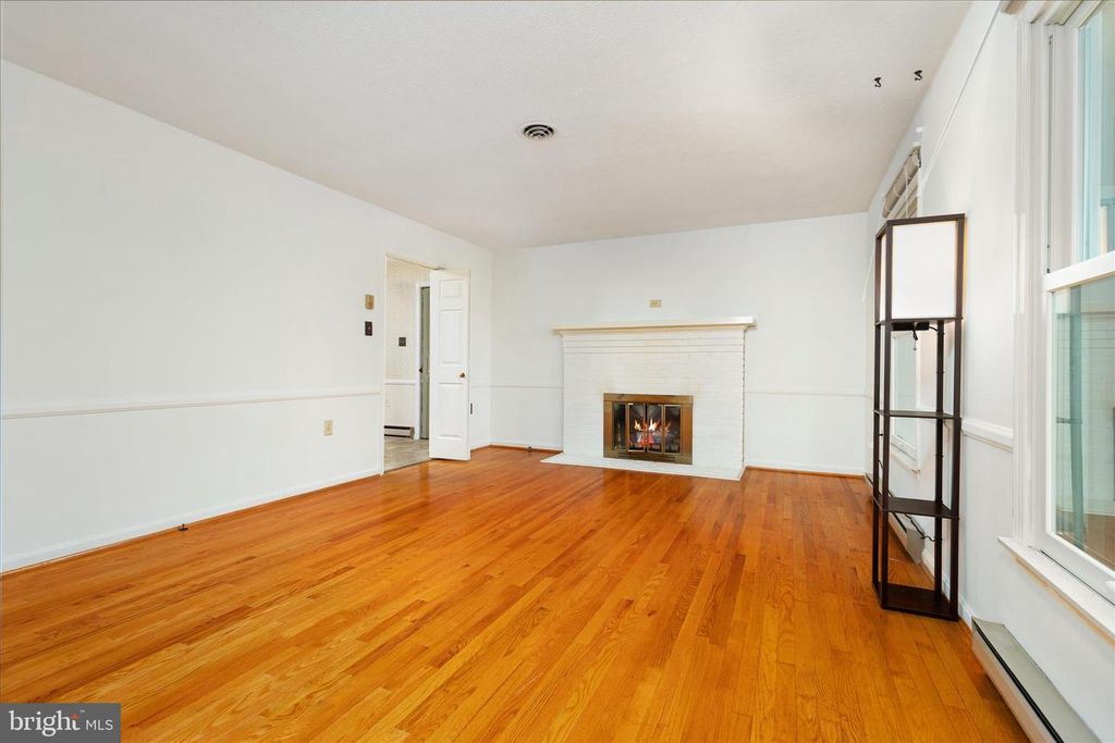 Image 7 of property listing at 111 WYTHE AVE, Stephens City, VA 22655
