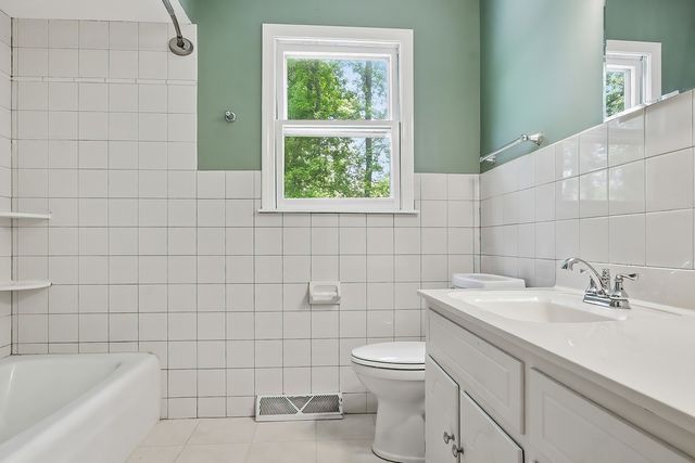 6710 Connecticut Trail, Crystal Lake, IL 60012