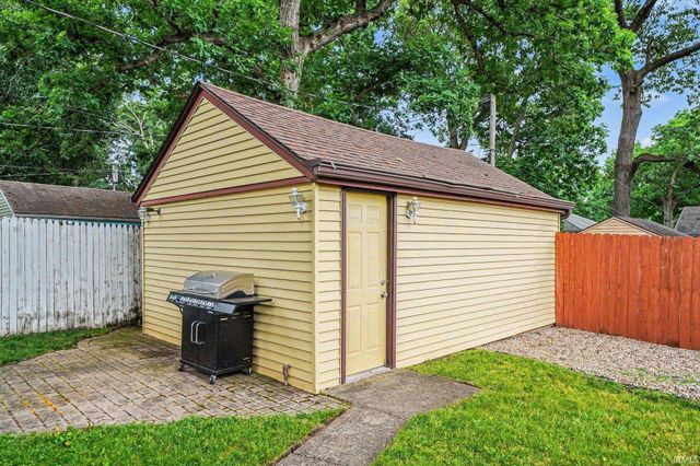 1025 W Battell Street, Mishawaka, IN 46545