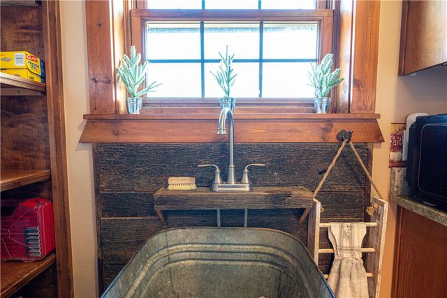 22083 W Mountain Road, Gravette, AR 72736