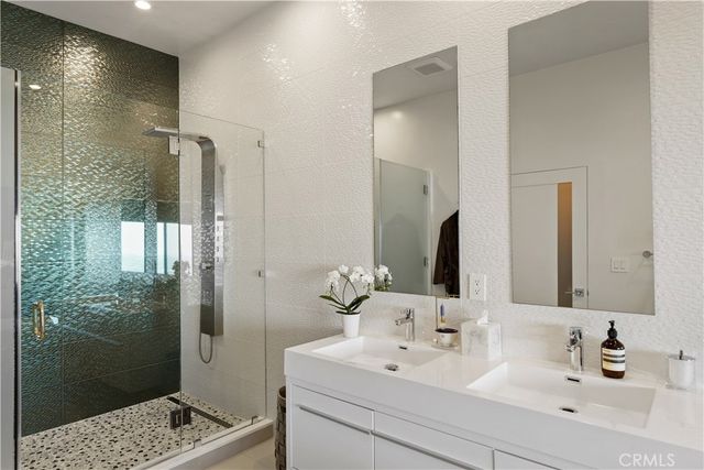 180 Aspen Oak Lane, Glendale, CA 91207
