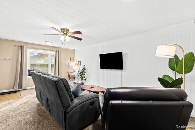 1019 E Hayes Avenue, Hazel Park, MI 48030