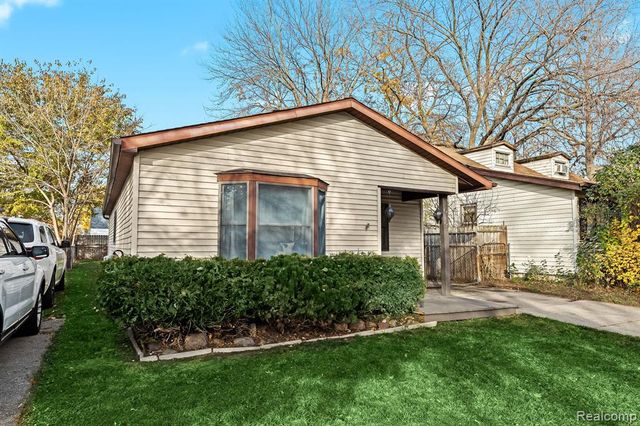 1019 E Hayes Avenue, Hazel Park, MI 48030