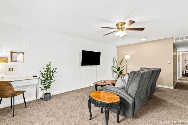 1019 E Hayes Avenue, Hazel Park, MI 48030