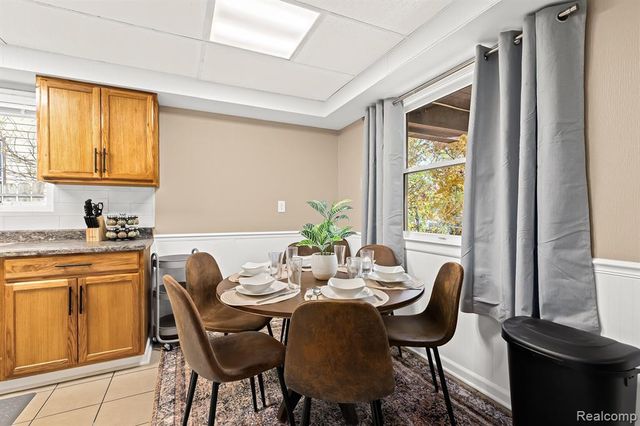 1019 E Hayes Avenue, Hazel Park, MI 48030