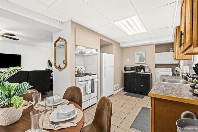 1019 E Hayes Avenue, Hazel Park, MI 48030