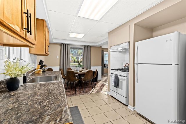 1019 E Hayes Avenue, Hazel Park, MI 48030