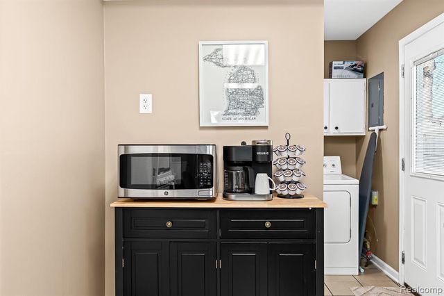 1019 E Hayes Avenue, Hazel Park, MI 48030