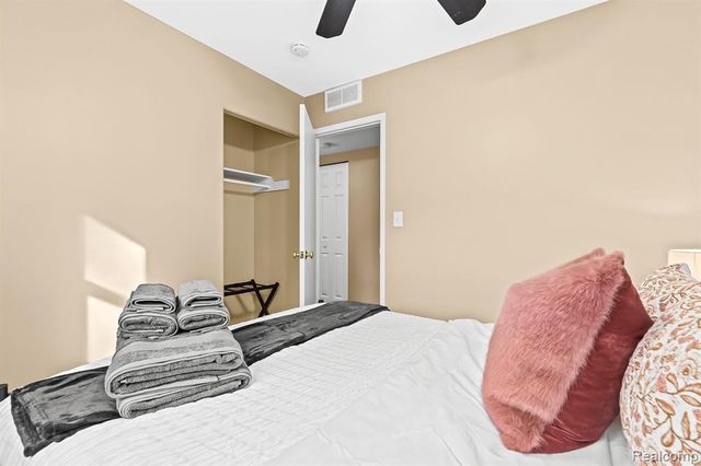 1019 E Hayes Avenue, Hazel Park, MI 48030