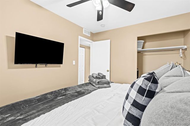 1019 E Hayes Avenue, Hazel Park, MI 48030