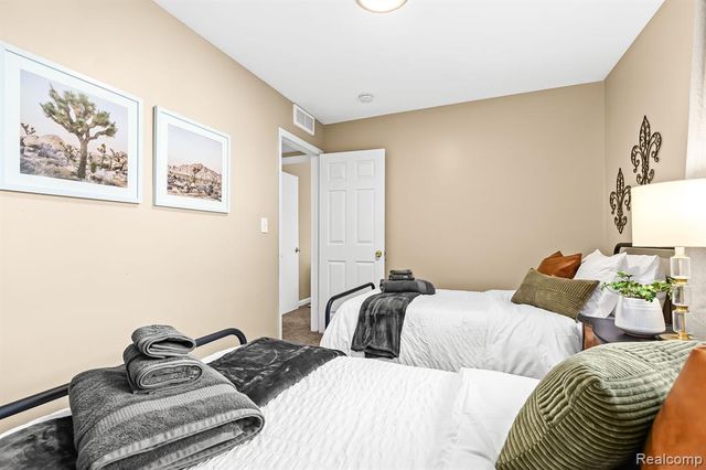 1019 E Hayes Avenue, Hazel Park, MI 48030