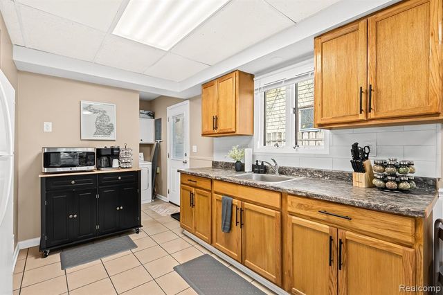 1019 E Hayes Avenue, Hazel Park, MI 48030