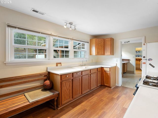 13635 Sw HALL Blvd, Portland, OR 97223