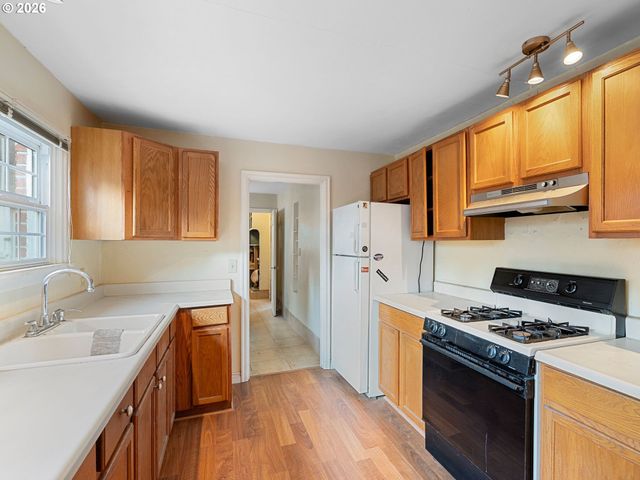 13635 Sw HALL Blvd, Portland, OR 97223