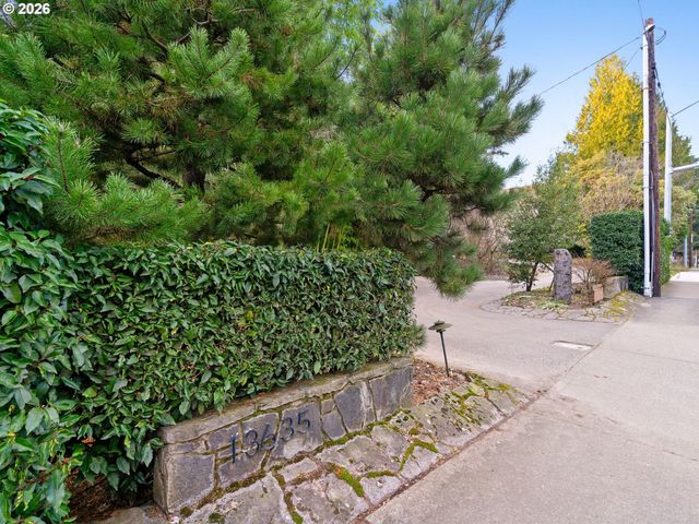 13635 Sw HALL Blvd, Portland, OR 97223