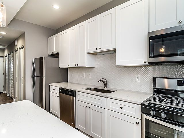 2246 S Whipple Street 3R, Chicago, IL 60623