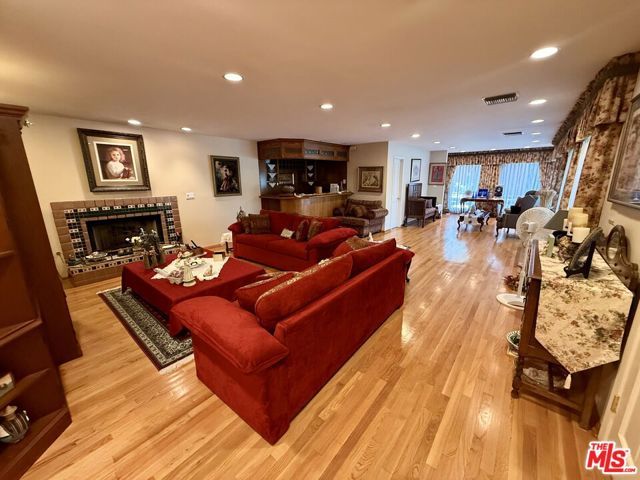 5429 Corbin Avenue, Los Angeles, CA 91356