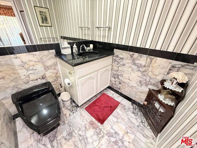 5429 Corbin Avenue, Los Angeles, CA 91356