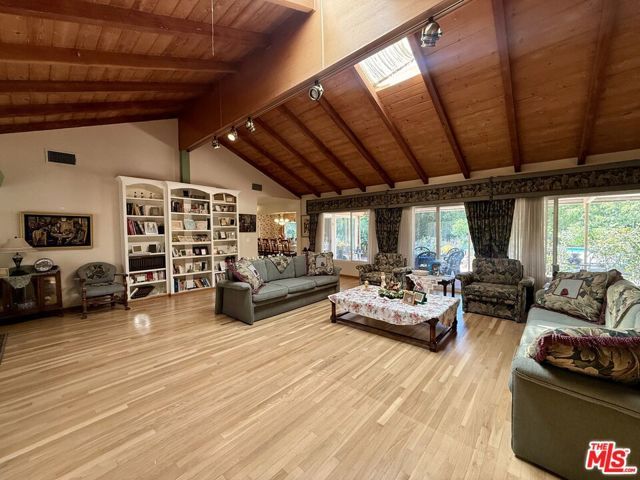 5429 Corbin Avenue, Los Angeles, CA 91356
