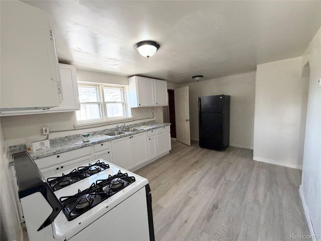 20730 Montrose Avenue, Warren, MI 48089