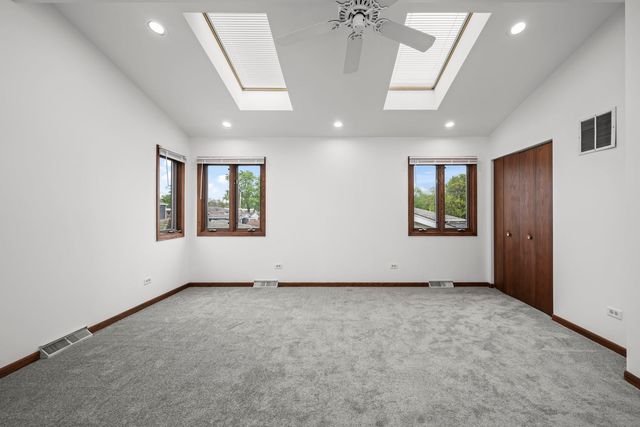 10505 S Kilbourn Avenue, Oak Lawn, IL 60453