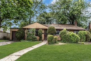 828 N Fletcher Avenue, Valley Stream, NY 11580