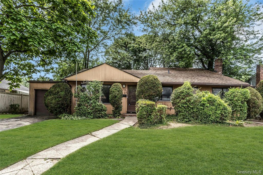 828 N Fletcher Avenue, Valley Stream, NY 11580