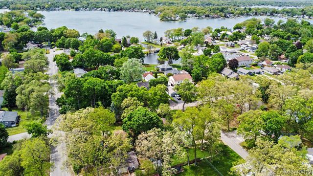 2512 Grandview Boulevard, Waterford Charter Township, MI 48329
