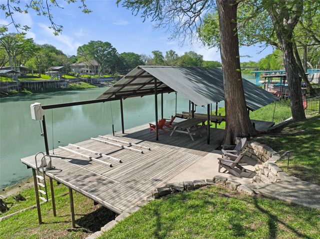 200 Turtle LN, Seguin, TX 78155