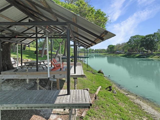 200 Turtle LN, Seguin, TX 78155