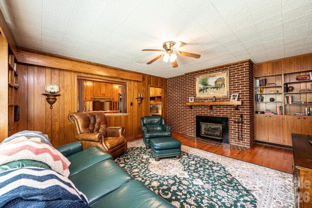 1807 5th Street NW, Hickory, NC 28601