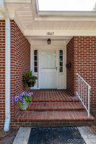 1807 5th Street NW, Hickory, NC 28601