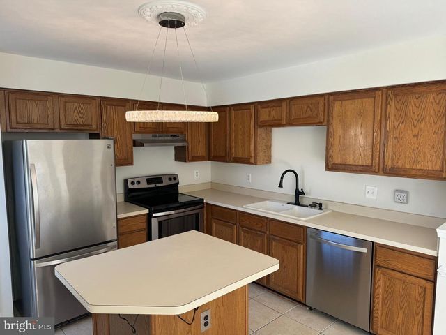 7481 GADSBY SQ, Alexandria, VA 22315