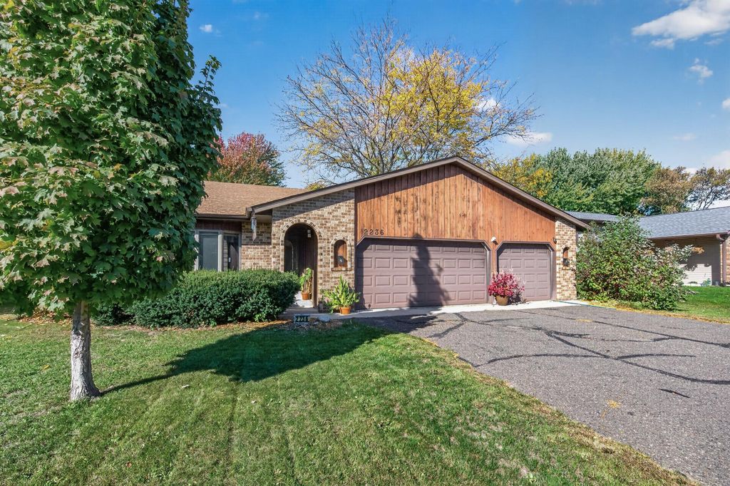 2236 Helena Avenue N, Oakdale, MN 55128 — exterior