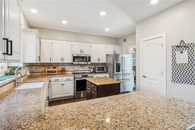 7708 N Atkins Place, Kansas City, MO 64152