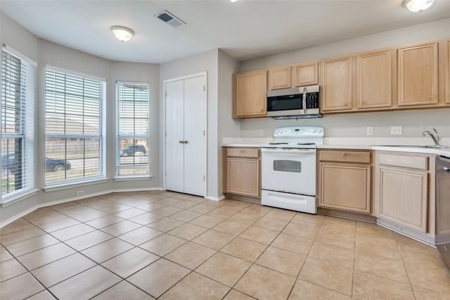 800 Ponselle Drive, Arlington, TX 76001