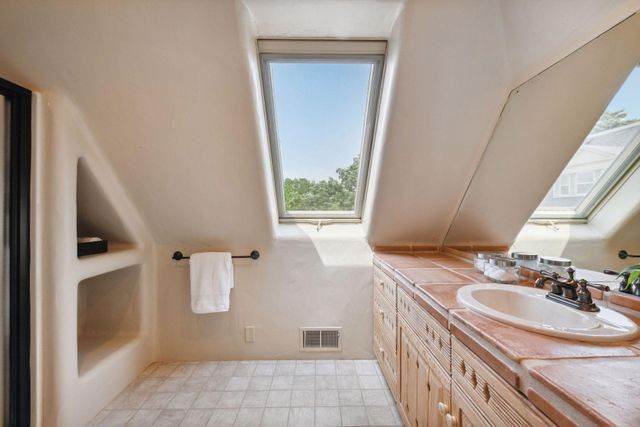 1721 Mount Curve Avenue, Minneapolis, MN 55403