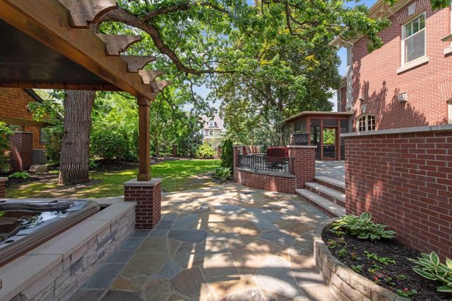 1721 Mount Curve Avenue, Minneapolis, MN 55403