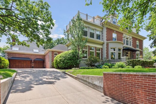 1721 Mount Curve Avenue, Minneapolis, MN 55403