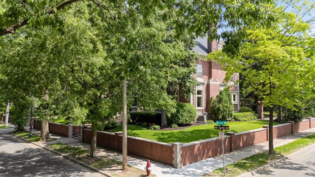 1721 Mount Curve Avenue, Minneapolis, MN 55403