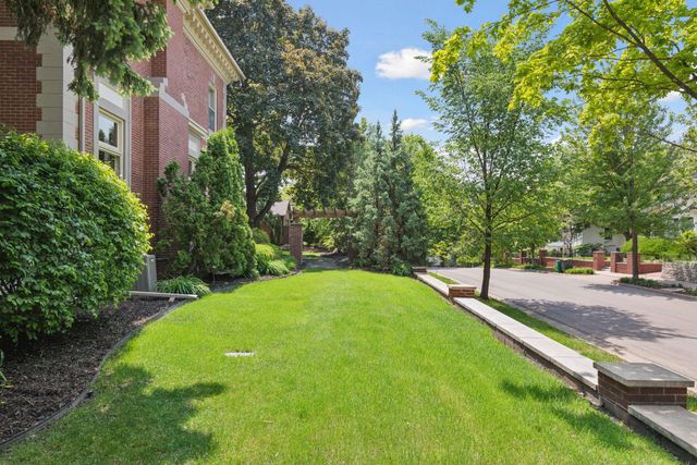 1721 Mount Curve Avenue, Minneapolis, MN 55403