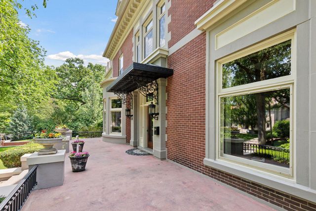 1721 Mount Curve Avenue, Minneapolis, MN 55403