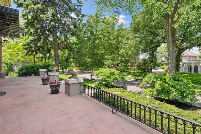 1721 Mount Curve Avenue, Minneapolis, MN 55403